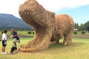 کشاورزان ژاپنی مجسمه های پوشالی عظیم الجثه ساختند