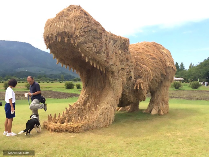 کشاورزان ژاپنی مجسمه های پوشالی عظیم الجثه ساختند